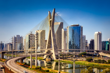Faut-il encore investir en actions sur la Bourse de Sao Paulo ou en obligations en réal alors que le Brésil se dirige vers une zone de turbulences ?